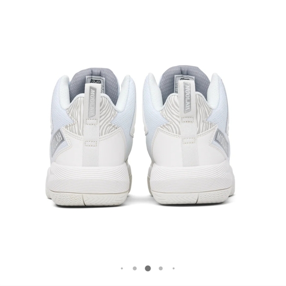 BNWOT Moolah Youth White Kid Basketball Shoes Mid Rise Size US 4.5 - Picture 3 of 10